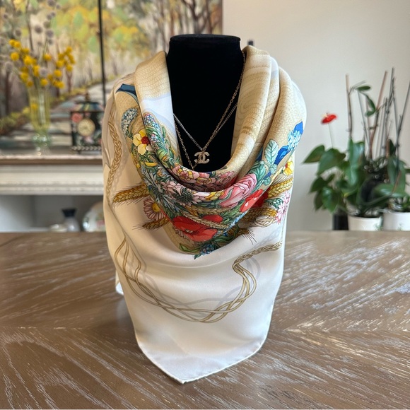 Authentic GUCCI Scarf - Picture 5 of 11